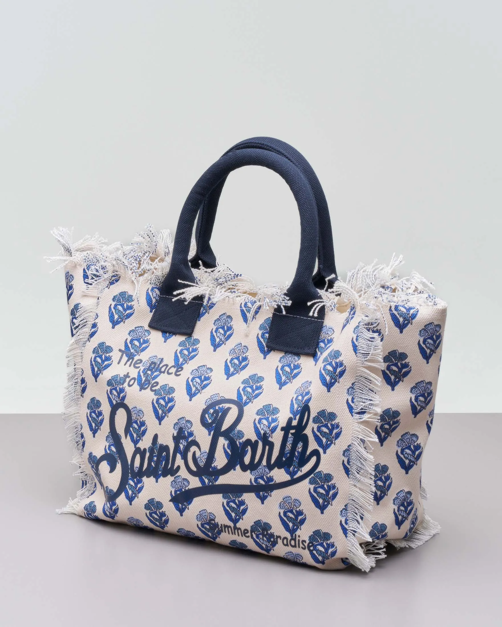 Borsa in canvas di cotone bianca a fantasia fiori ginkgo blu con scritta logo e manici blu