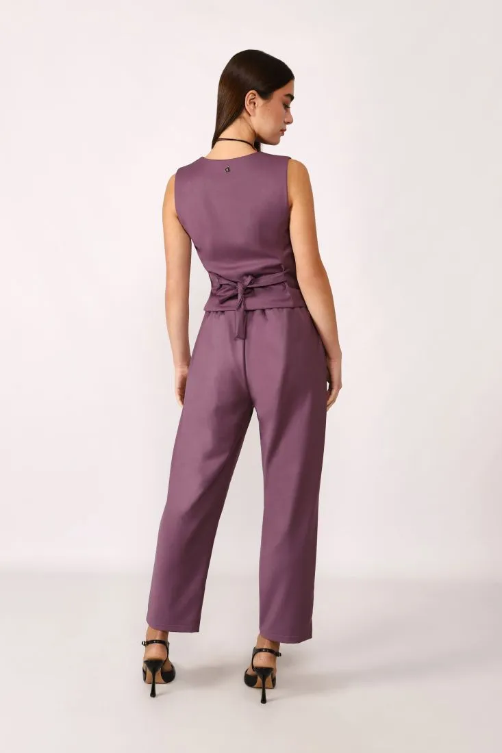  Straight-leg trousers with vertical pockets and darts    