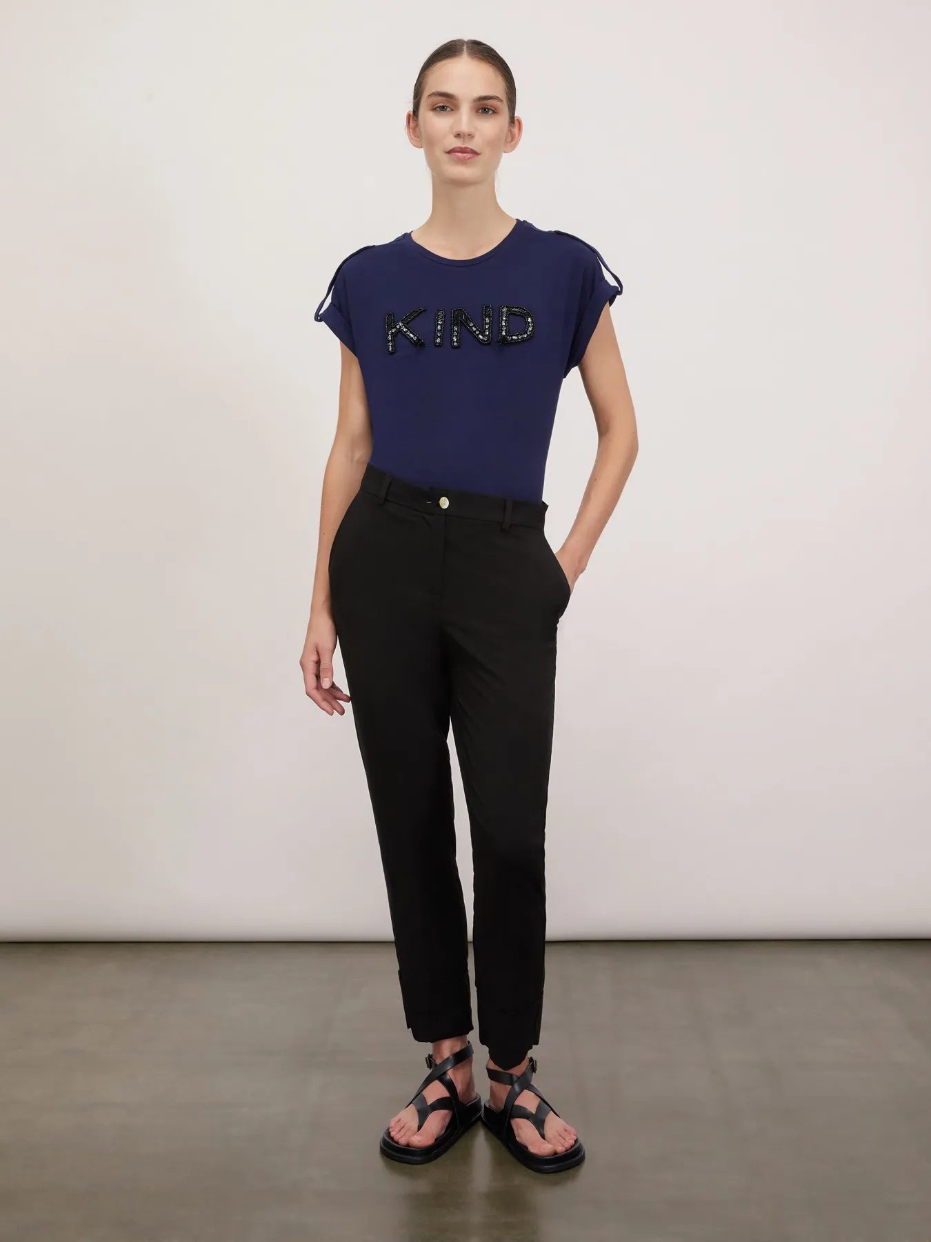 T-shirt con scritta patch in perline